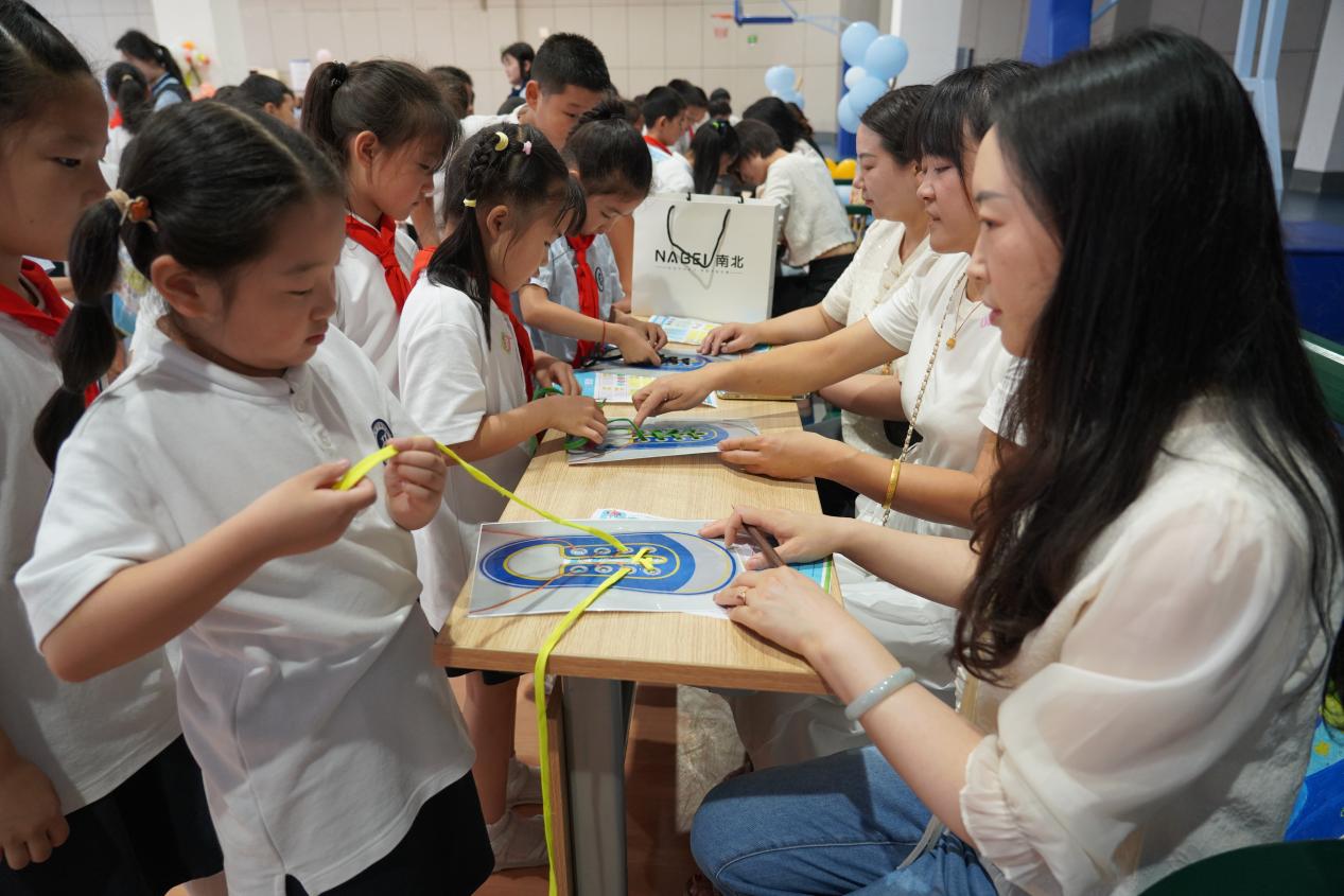 学习无“纸”境 双减乐无“笔” | 汉江实验学校开展一二年级无纸化测评
